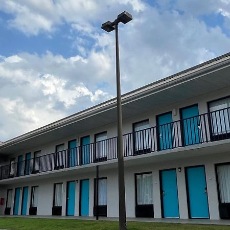Clarion Inn & Suites Kissimmee-Lake Buena Vista South Exterior photo